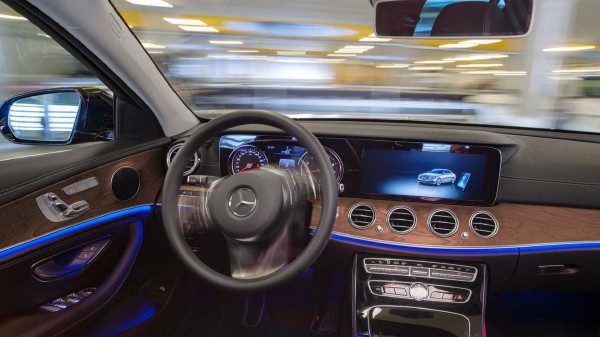 نمایش پارکینگ خودران بنز در آلمان نمایش پارکینگ خودران بنز در آلمان