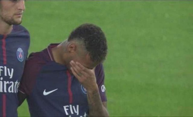 اشک ریختن نیمار برای قربانیان بارسلون (+عکس)