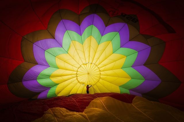 مردی در دل یک بالون (عکس)