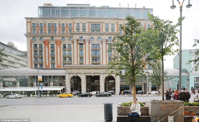 ریخت و پاش ملک سلمان در سفر به مسکو/ از پله برقی طلایی پادشاه تا 1500 همراه (+تصاویر)