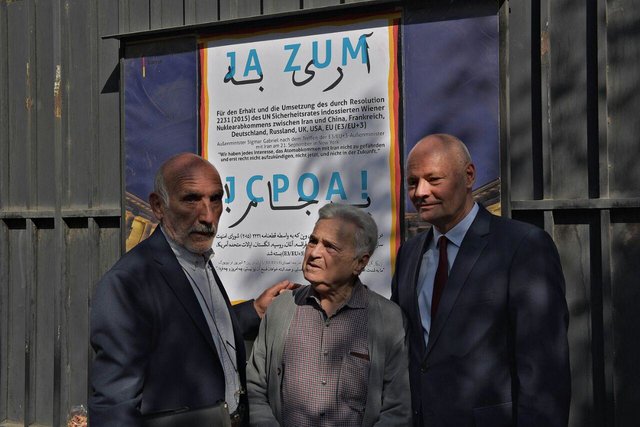 سفير آلمان در تهران و پوستر آري به برجام (+عکس)