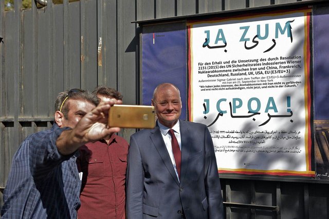 سفير آلمان در تهران و پوستر آري به برجام (+عکس)