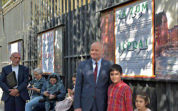 حمایت از برجام به سبک دیوار نویسی (عکس)