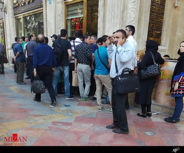 خبرگزاری قوه قضائیه: قیمت دلار از تابلو صرافی‌ها حذف شد/ تشکیل صف برای خرید دلار (+عکس)