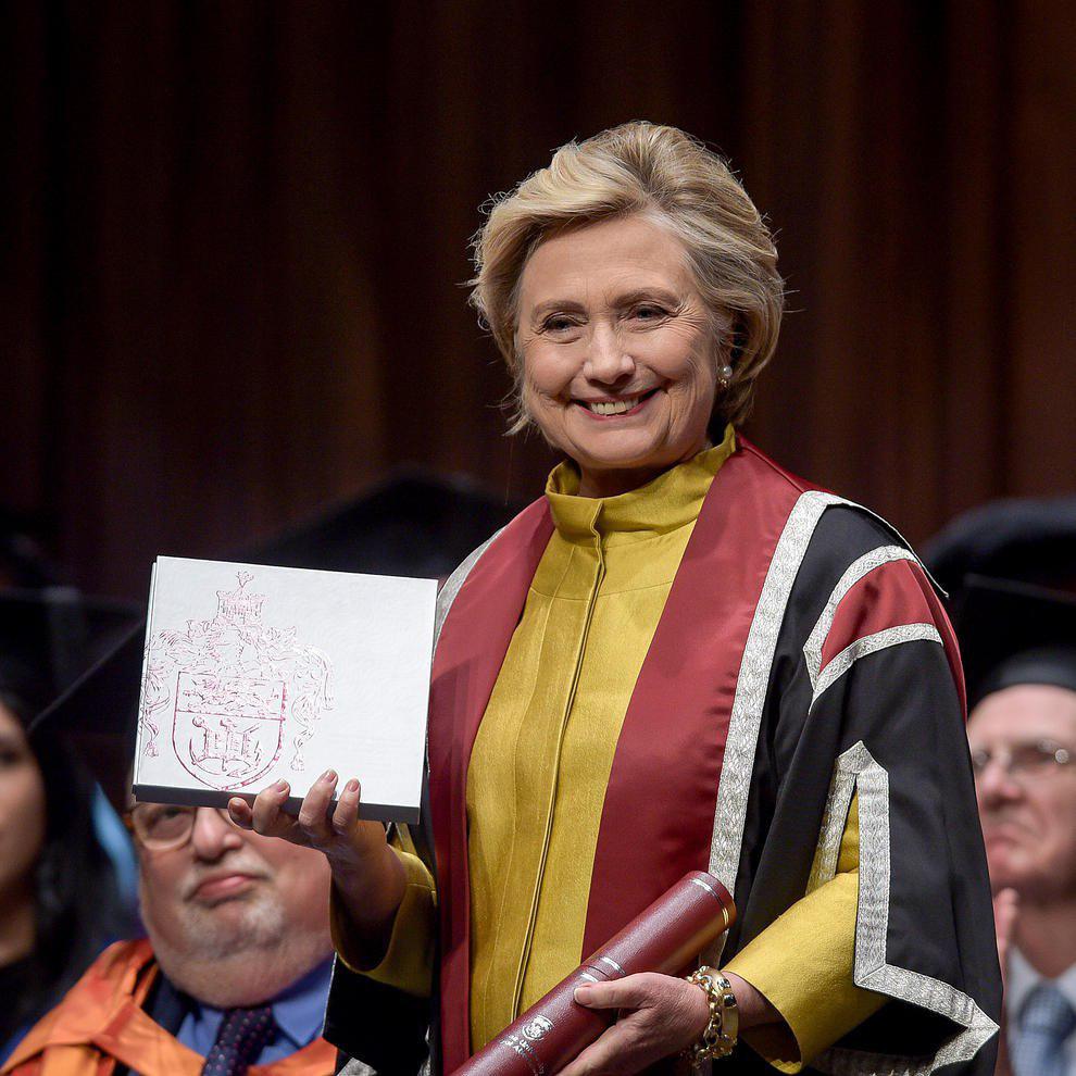 اعطای مدرک دکترای افتخاری دانشگاه بریتانیا به کلینتون (عکس)