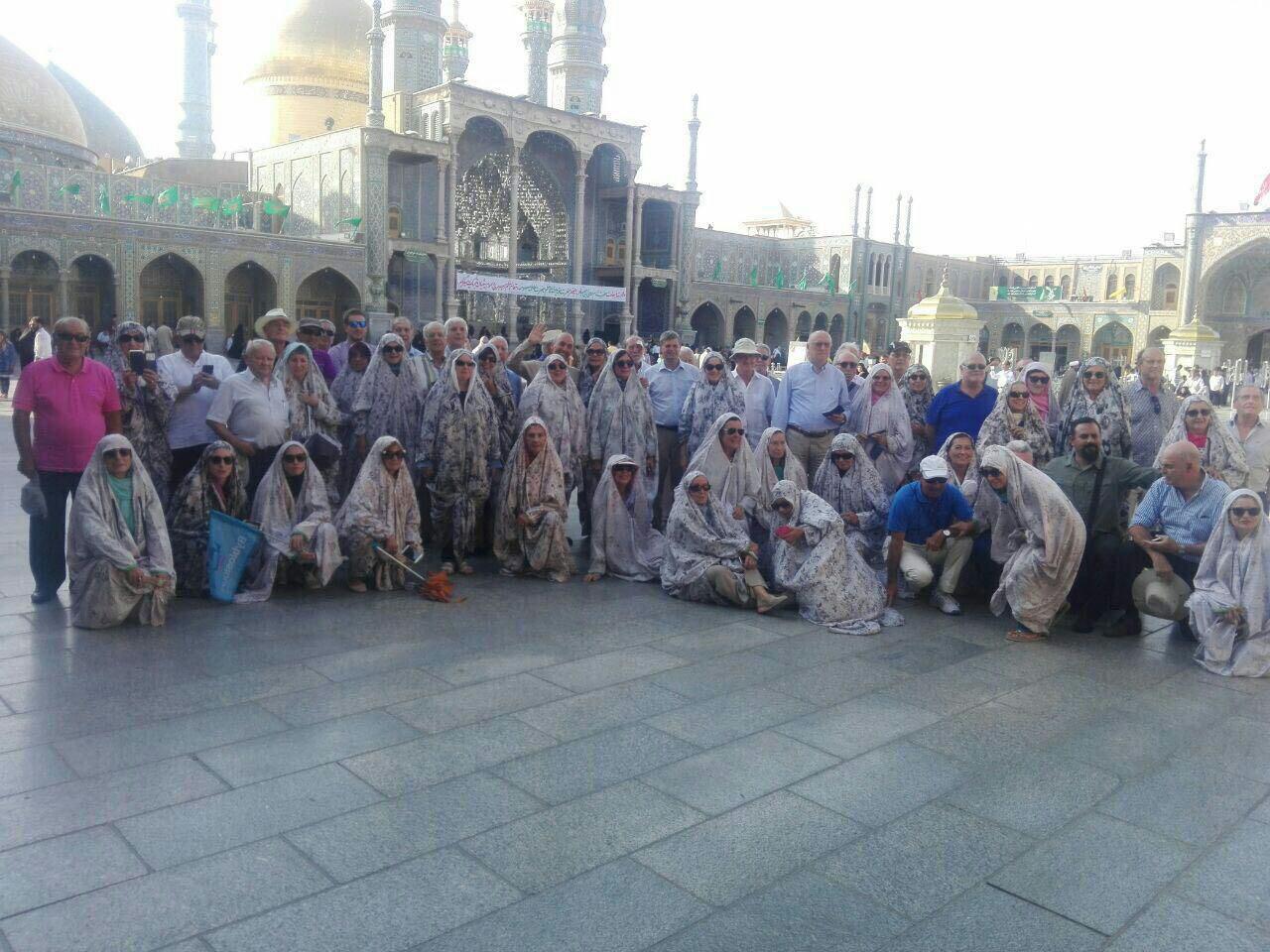 حضور گردشگران خارجی در حرم حضرت فاطمه معصومه سلام الله علیها (عکس)