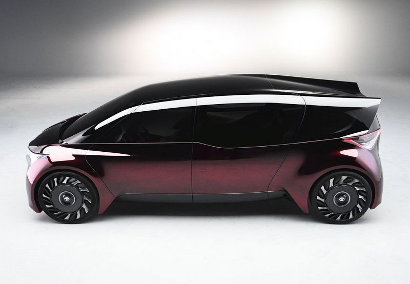 فاین‌کامفورت تویوتا مدلی برای نمایش اطلاعات روی شیشه‌های جانبی