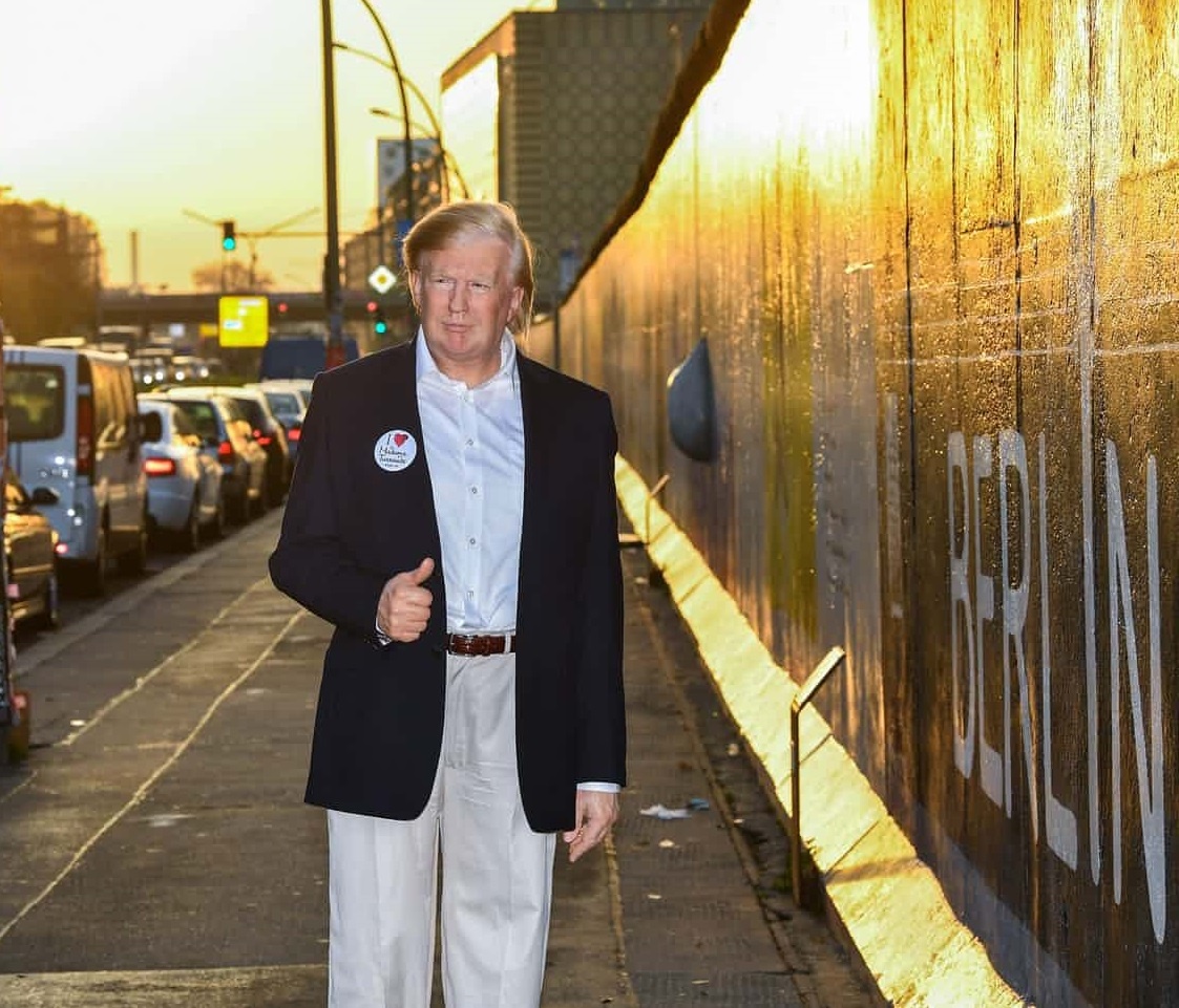 مجسمه مومی دونالد ترامپ در کنار دیوار برلین (عکس)