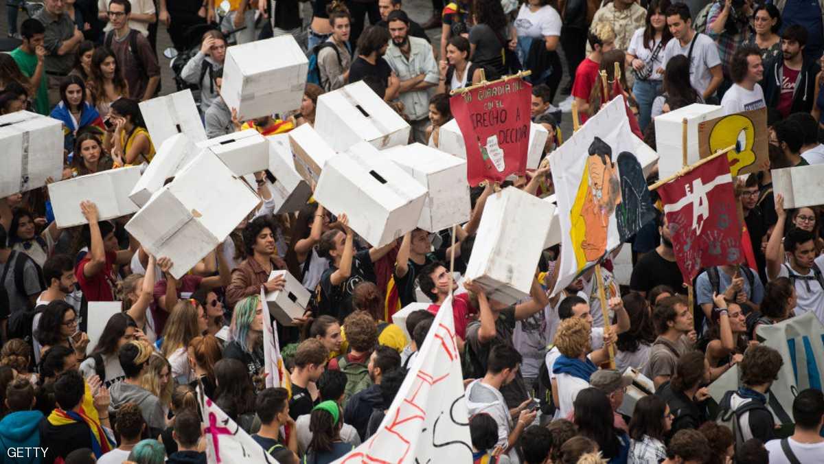 برگزاری همه پرسی استقلال کاتالونیا از اسپانیا / حمله پلیس دولت مرکزی به حامیان همه پرسی (+عکس)/ 38 زخمی و تعدادی بازداشتی / شلیک گلوله پلاستیکی/ پیکه رای داد برگزاری همه پرسی استقلال کاتالونیا از اسپانیا / حمله پلیس دولت مرکزی به حامیان همه پرسی (+عکس)/ 38 زخمی و تعدادی بازداشتی / شلیک گلوله پلاستیکی/ پیکه رای داد