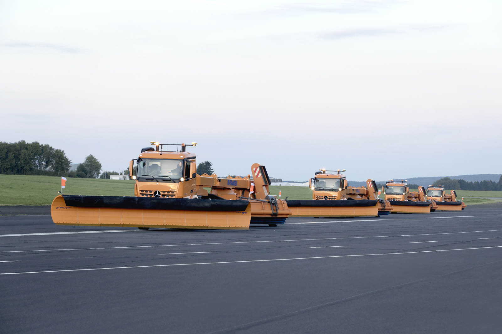 برف‌روب‌های خودران بنز در فرودگاه فرانکفورت