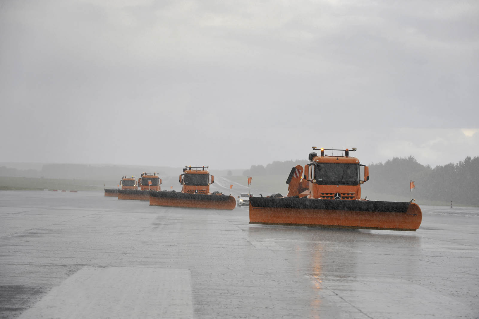 برف‌روب‌های خودران بنز در فرودگاه فرانکفورت