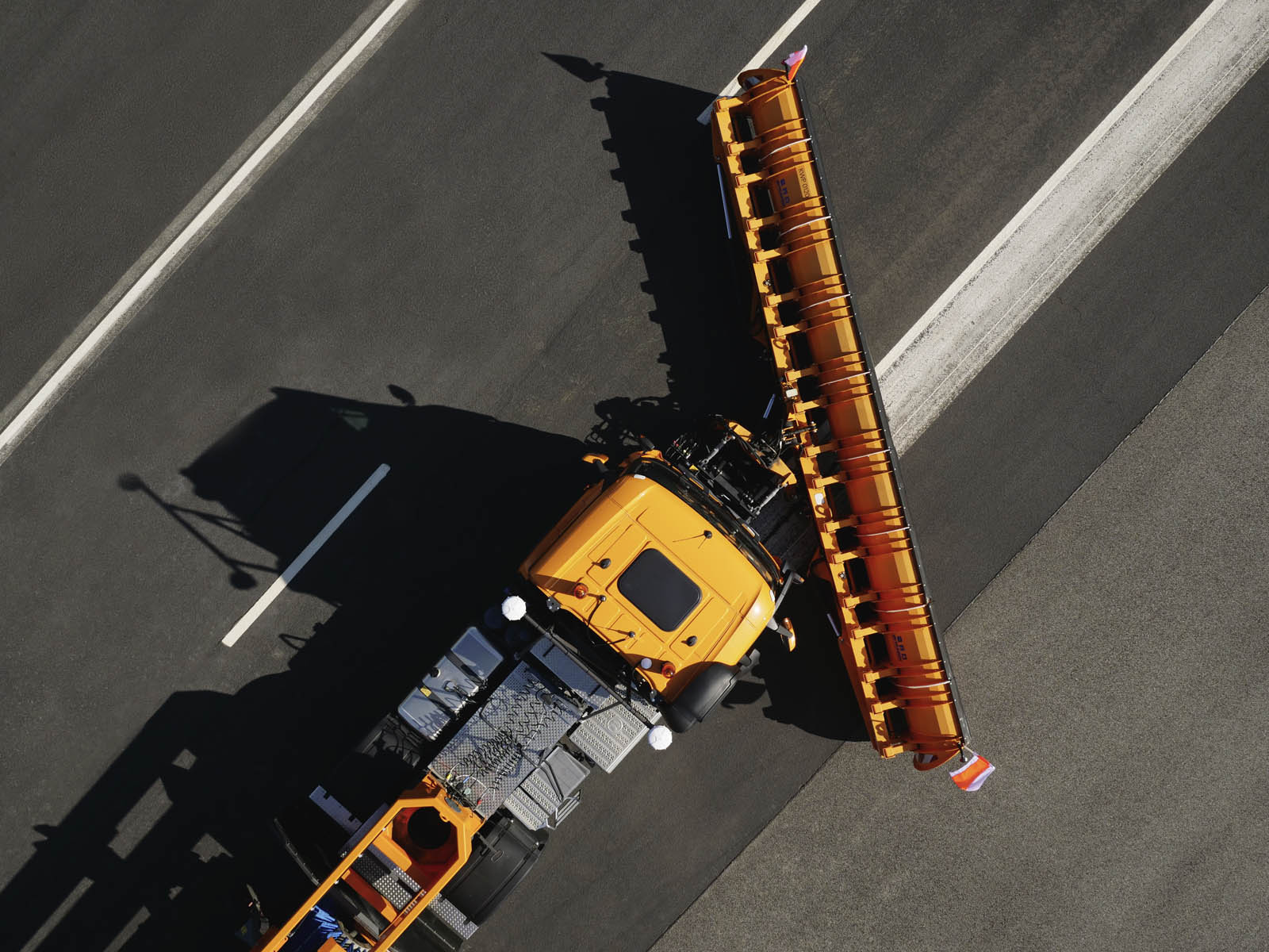 برف‌روب‌های خودران بنز در فرودگاه فرانکفورت