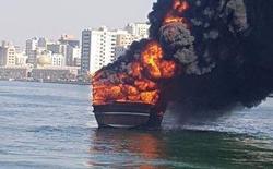 حریق لنج ایرانی در بندر شارجه امارات (+عکس)