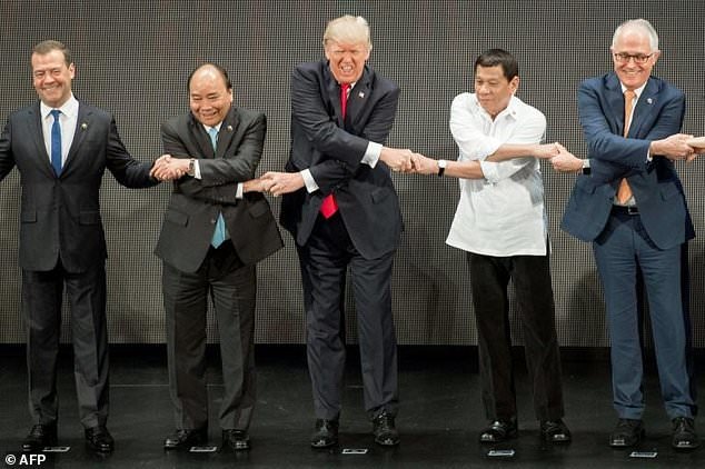 ترامپ زنجیره دست‌های رهبران آسه‌آن را پاره کرد (+عکس)