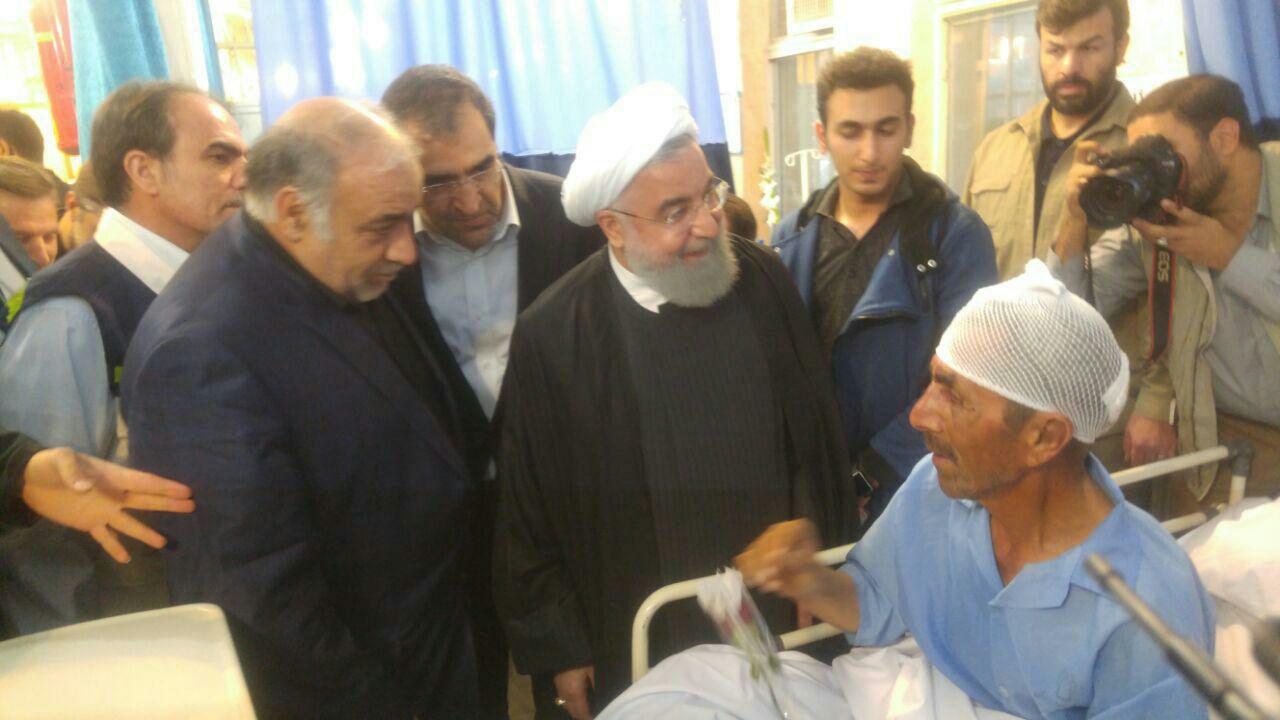 روحانی از مصدومان زلزله عیادت کرد (+عکس)