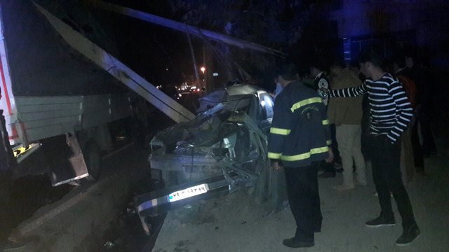 تصادف پژو ۴۰۵ در یاسوج، برق منطقه را قطع کرد (+عکس)