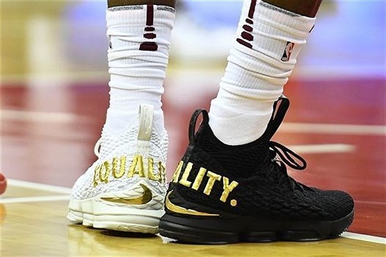 کفش های جنجالی و خبرساز یک بسکتبالیست (+عکس) کفش های جنجالی و خبرساز یک بسکتبالیست (+عکس)