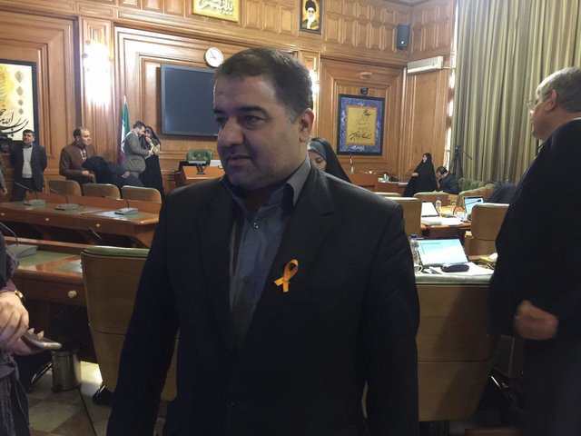 نصب نماد «ممنوعیت خشونت علیه زنان» بر سینه اعضای شورای شهر (+عکس)