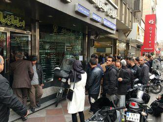 تحلیل عوامل افزایش جهشی نرخ ارز/دولت برای انجام اصلاحات اقتصادی با مردم صحبت کند/با تداوم مسیر گذشته، افزایش نرخ دلار متوقف نمی شود