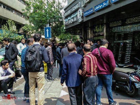 تحلیل عوامل افزایش جهشی نرخ ارز/دولت برای انجام اصلاحات اقتصادی با مردم صحبت کند/با تداوم مسیر گذشته، افزایش نرخ دلار متوقف نمی شود