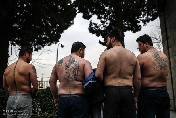 دستگیری قمه کشان در تهران که خودروها را تخریب می کردند (عکس) دستگیری قمه کشان در تهران که خودروها را تخریب می کردند (عکس)