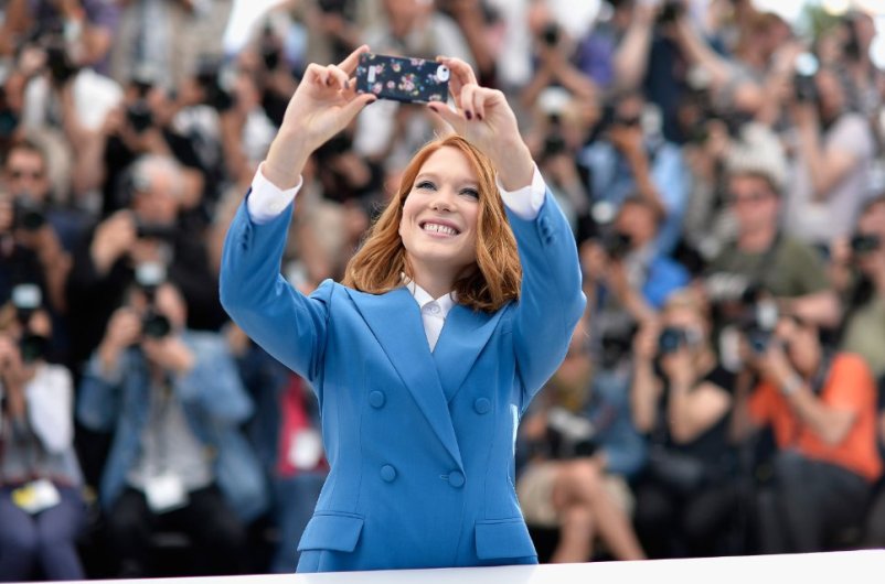 سلفی گرفتن ستاره‌ها روی فرش قرمز 