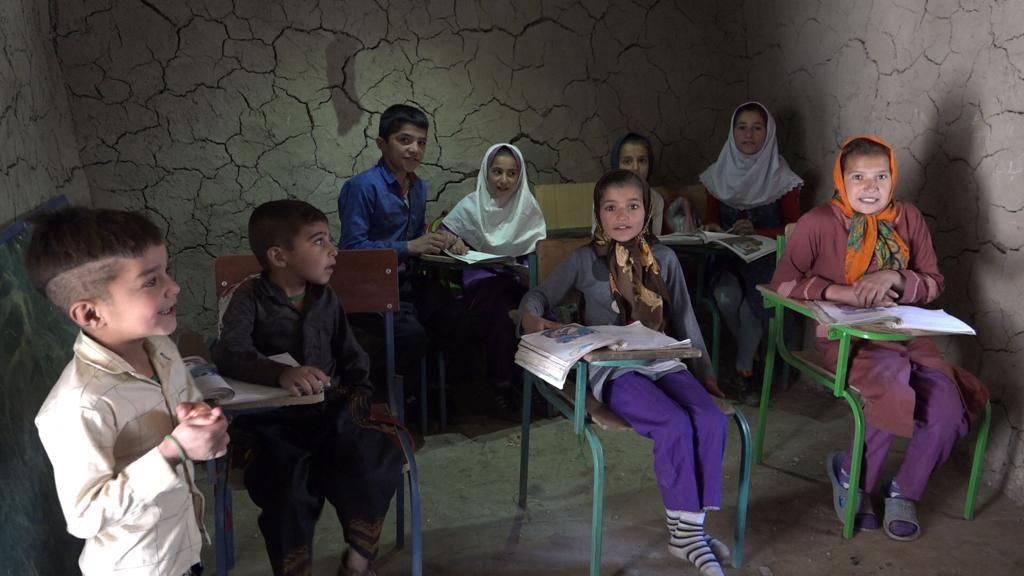 معلم الیگودرزی: مارها از سقف آویزان می شوند و با ما درس می خوانند معلم الیگودرزی: مارها از سقف آویزان می شوند و با ما درس می خوانند