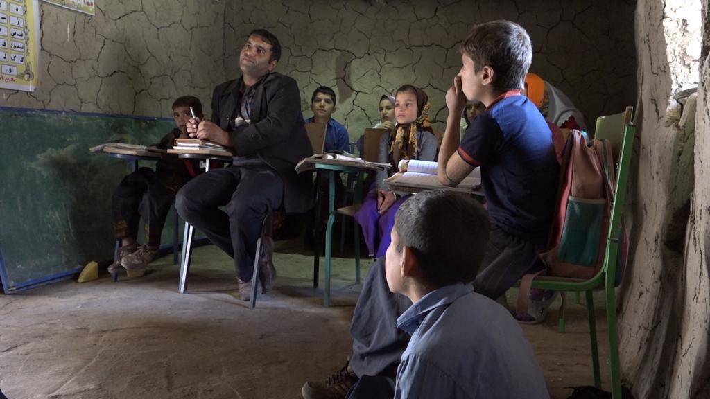 معلم الیگودرزی: مارها از سقف آویزان می شوند و با ما درس می خوانند معلم الیگودرزی: مارها از سقف آویزان می شوند و با ما درس می خوانند