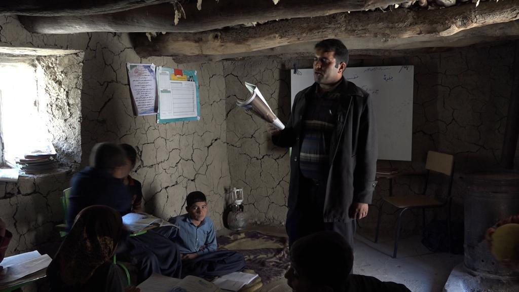 معلم الیگودرزی: مارها از سقف آویزان می شوند و با ما درس می خوانند معلم الیگودرزی: مارها از سقف آویزان می شوند و با ما درس می خوانند