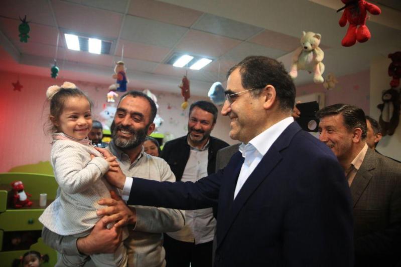 بازدید وزیر بهداشت امروز از یک موسسه خیریه معلولان (+عکس)