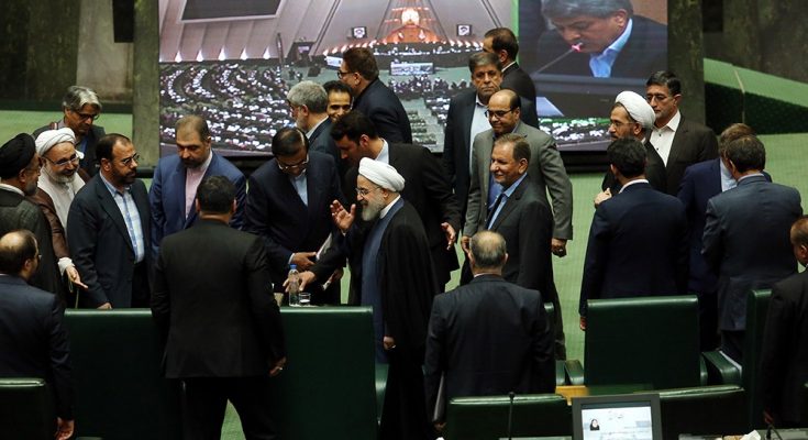 آغاز جلسه علنی مجلس با حضور رئیس جمهور/ تقدیم لایحه بودجه 98 در دستور کار آغاز جلسه علنی مجلس با حضور رئیس جمهور/ تقدیم لایحه بودجه 98 در دستور کار