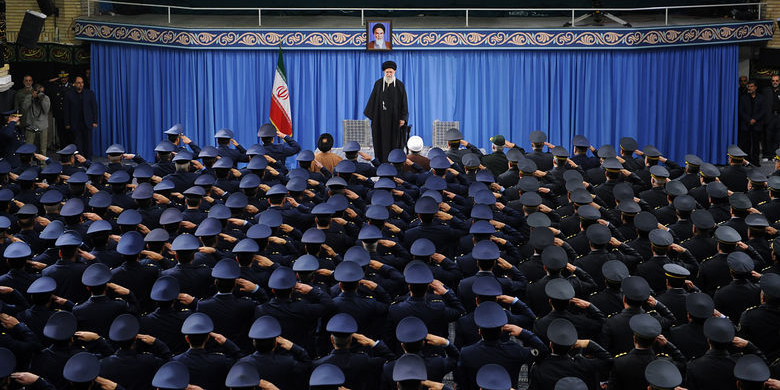 مقام معظم رهبری:  به اروپایی‌ها اعتماد نکنید/ در مذاکرات هسته‌ا‌ی هم گفتم آمریکا غیرقابل اعتماد است/ مخالفت با انجام حرکات ضدوحدت در راهپیمایی ۲۲بهمن/ ۲۲ بهمن جای تسویه حساب نیست