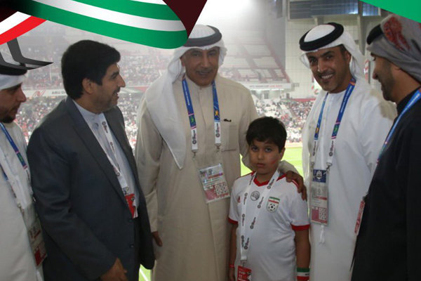 برخورد جالب اماراتیها با کودک ایرانی در استادیوم (+عکس) برخورد جالب اماراتیها با کودک ایرانی در استادیوم (+عکس)
