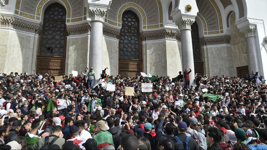 ده ها هزار الجزایری خواستار کناره گیری بوتفلیقه از قدرت شدند ده ها هزار الجزایری خواستار کناره گیری بوتفلیقه از قدرت شدند