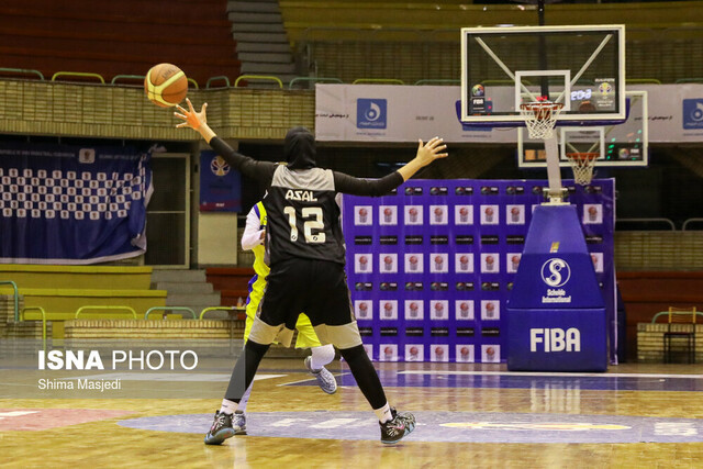 اعتراض مربی تیم بسکتبال بانوان هیرو به داوری