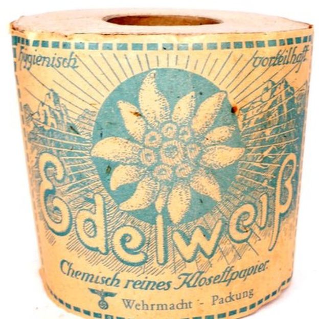 رومیزی هیتلر در ایرلند به حراج گذاشته شد (+عکس) رومیزی هیتلر در ایرلند به حراج گذاشته شد (+عکس)