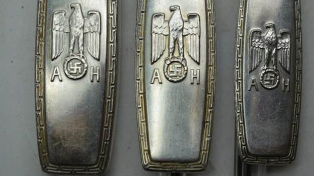 رومیزی هیتلر در ایرلند به حراج گذاشته شد (+عکس) رومیزی هیتلر در ایرلند به حراج گذاشته شد (+عکس)