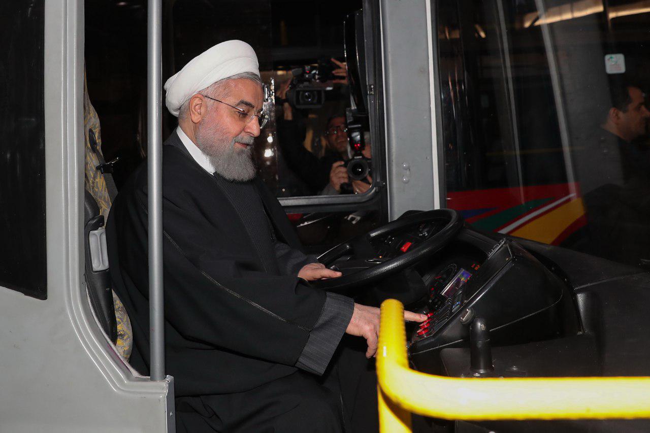 آقای روحانی! با چرخهای پنچر، نمیشود در جاده پرچاله رانندگی کرد آقای روحانی! با چرخهای پنچر، نمیشود در جاده پرچاله رانندگی کرد