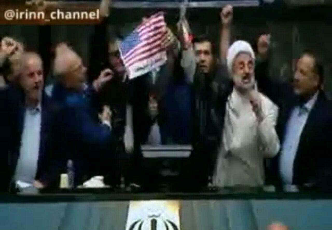 نمایندگان مجلس پرچم آمریکا را آتش زدند (+عکس و فیلم) نمایندگان مجلس پرچم آمریکا را آتش زدند (+عکس و فیلم)