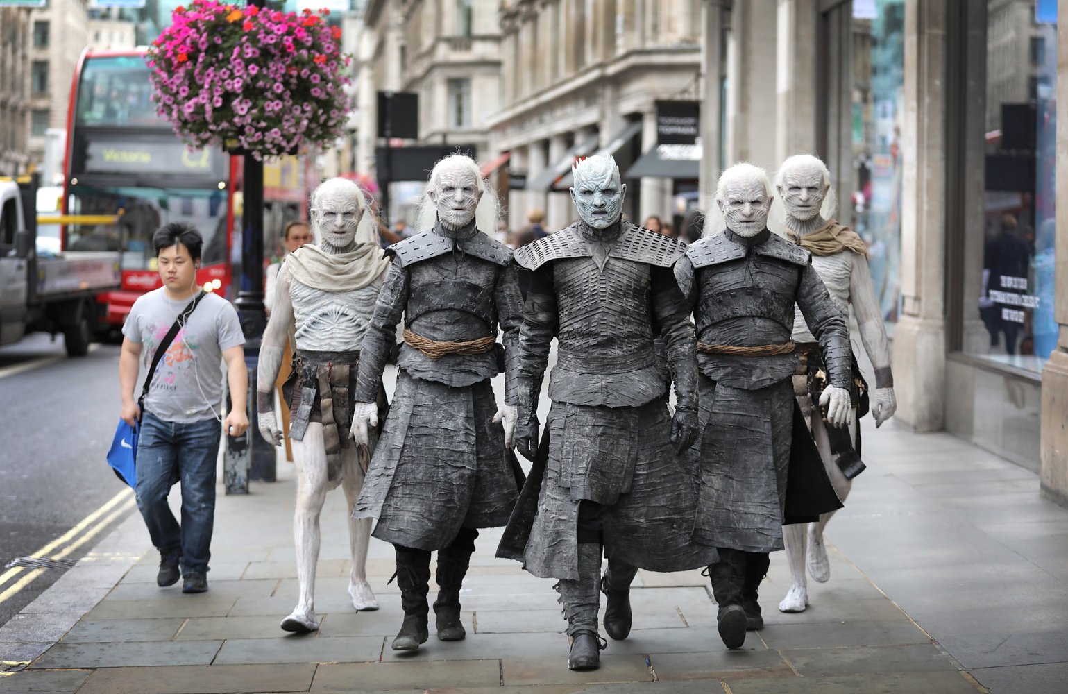 هیولاهای داعشی در پردیس کوروش/ الگو برداری از تبلیغ سریال بازی تاج و تخت!