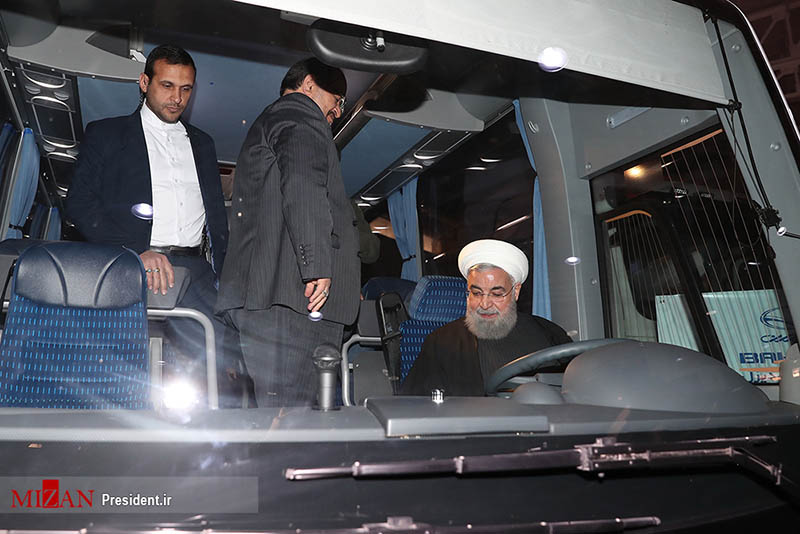 اتوبوس روحانی و کوهی که ریزش کرده است اتوبوس روحانی و کوهی که ریزش کرده است