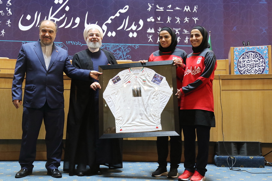 هدیه ویژه دختران فوتسالیست به رئیس جمهور (+عکس) هدیه ویژه دختران فوتسالیست به رئیس جمهور (+عکس)