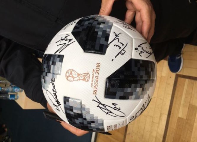 امضای ملی پوشان ایران روی توپ جام جهانی (+عکس)