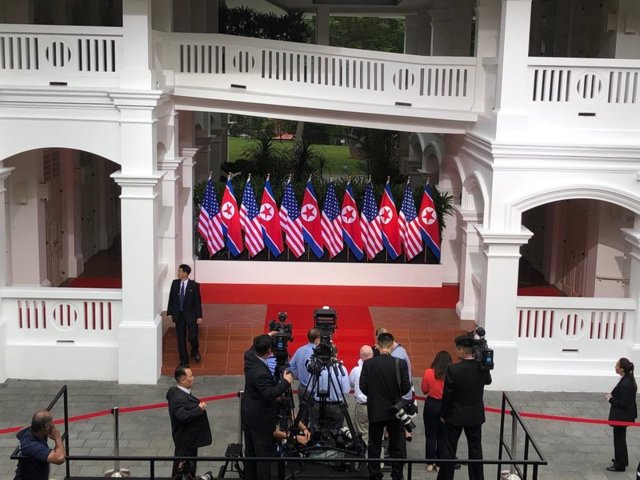 دیدار تاریخی رهبران کره‌شمالی و آمریکا: اون و ترامپ دست دادند (+عکس)