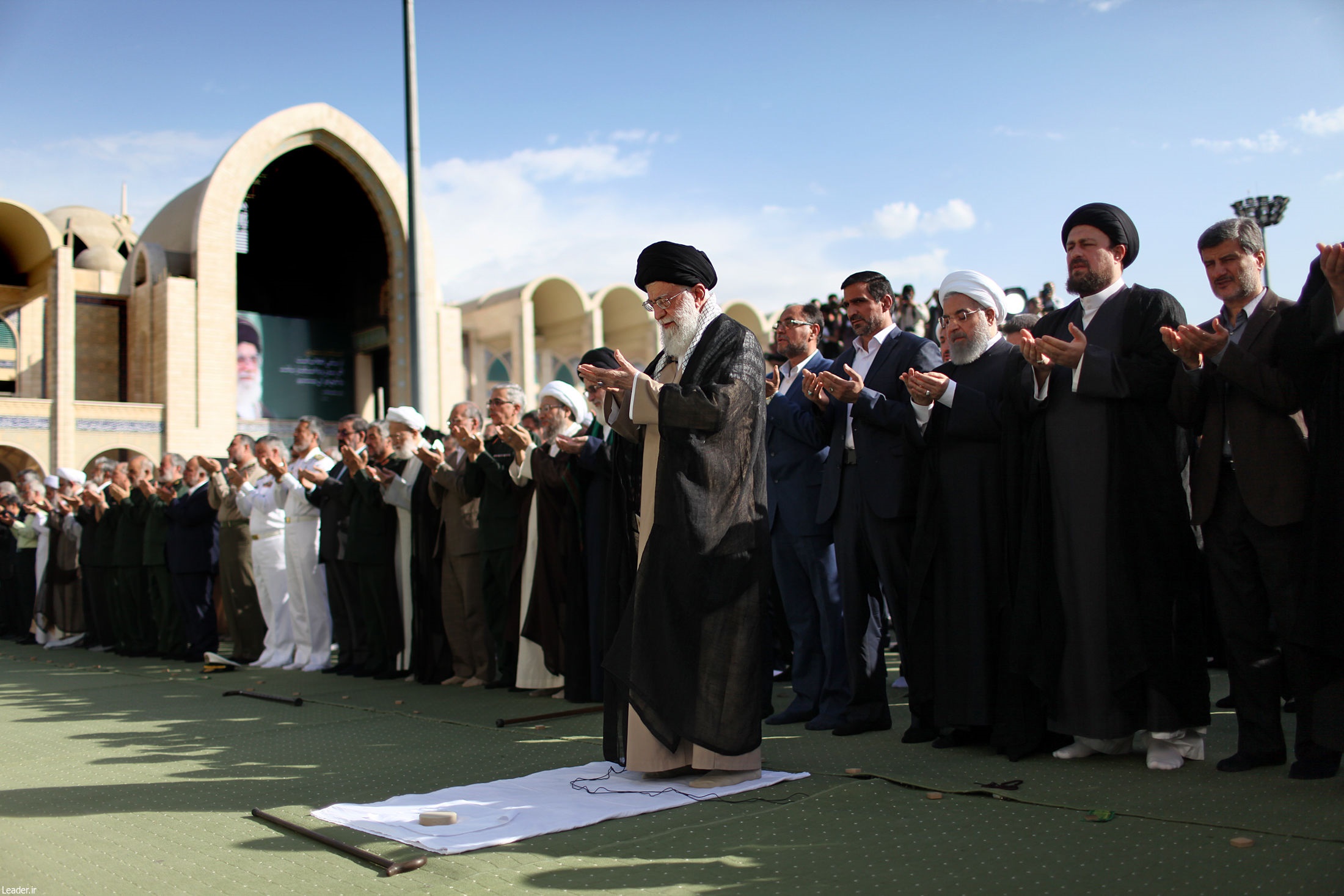 نماز عید سعید فطر به امامت مقام معظم رهبری (عکس)