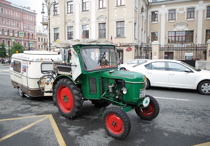 هوادار آلمانی با تراکتور به روسیه رفت (+عکس) هوادار آلمانی با تراکتور به روسیه رفت (+عکس)