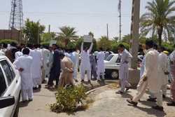 تجمع مردم ایرانشهر در اعتراض به تعرض به دختران/ معترضان: اگر تا پنج روز آینده عوامل دستگیر و اعدام نشوند خودمان سلاح در دست می گیریم