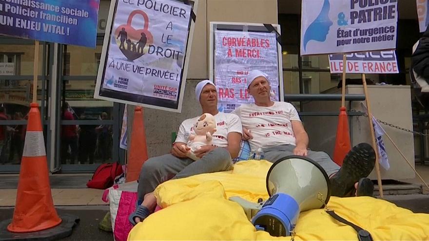 اعتراض افسران پلیس فرانسه با پیژامه (+عکس) اعتراض افسران پلیس فرانسه با پیژامه (+عکس)