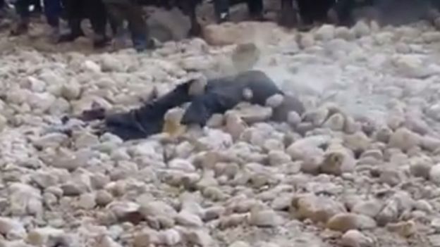 داعش یک مرد را در شمال افغانستان 'سنگسار کرد' (+عکس) داعش یک مرد را در شمال افغانستان 'سنگسار کرد' (+عکس)