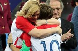 واکنش مطهری به تصاویر پخش شده از رییس جمهور کورواسی در تلویزیون ایران: این آغوش،جنسی نبود بلکه مادرانه بود/این صحنه ها نباید پخش می شد